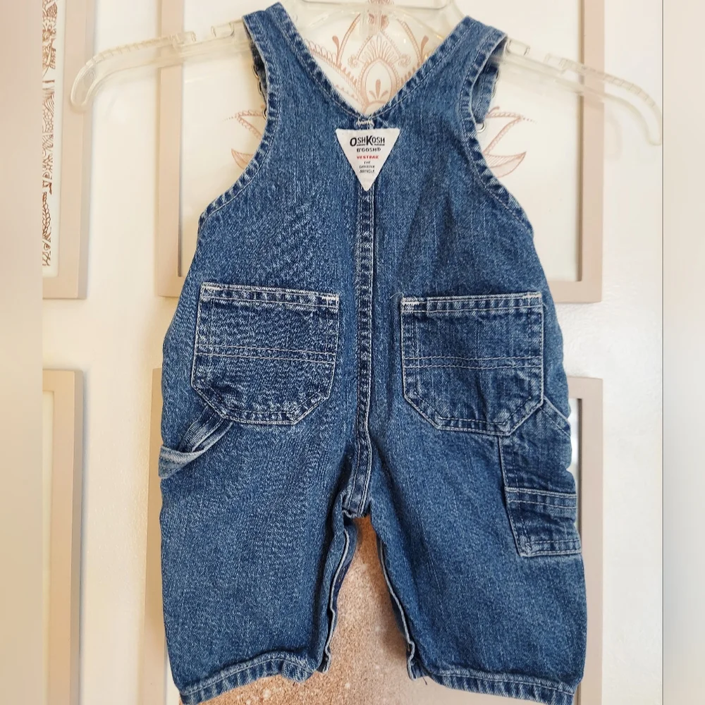 🎁10/$25- Classic Osh Kosh overall shorts, size 12 months